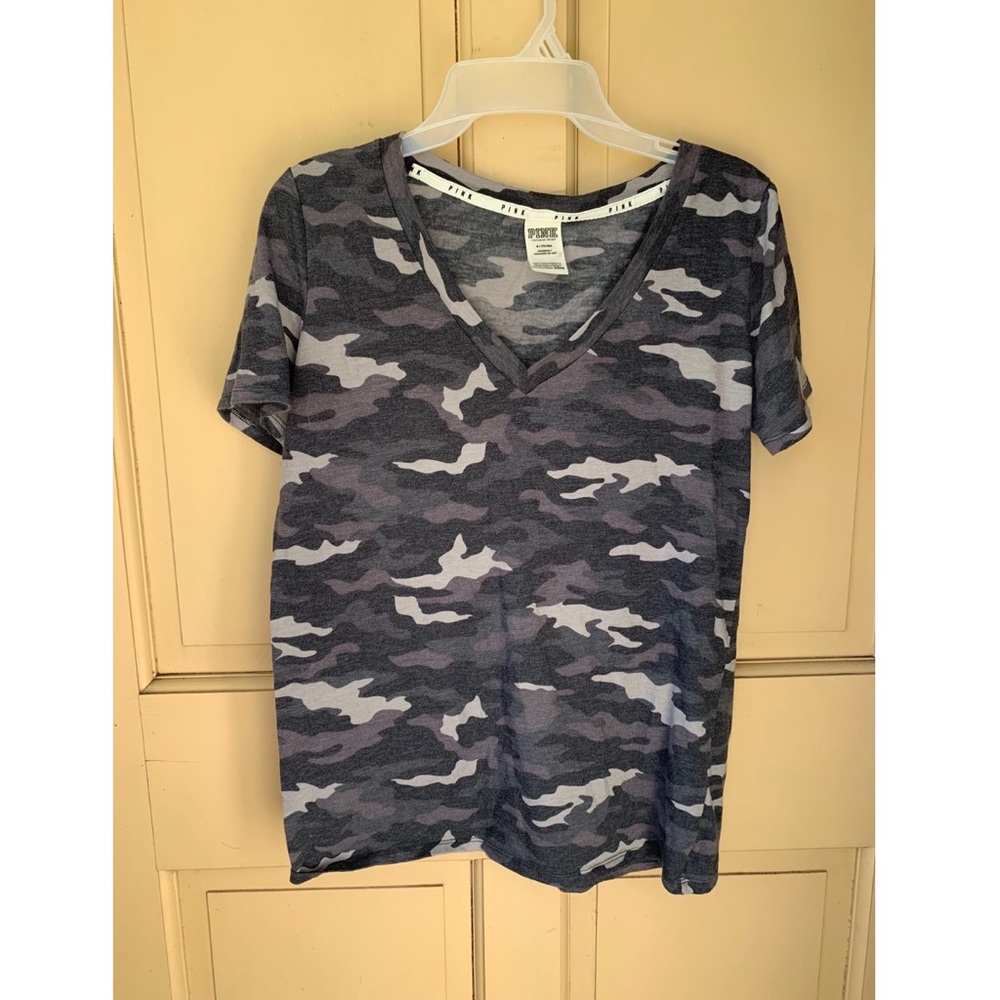 ✨ GREY VICTORIAS SECRET PINK CAMOUFLAGE T SHIRT ✨